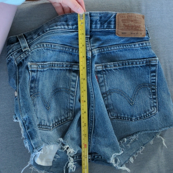 Vintage Levi jean shorts - Picture 5 of 6